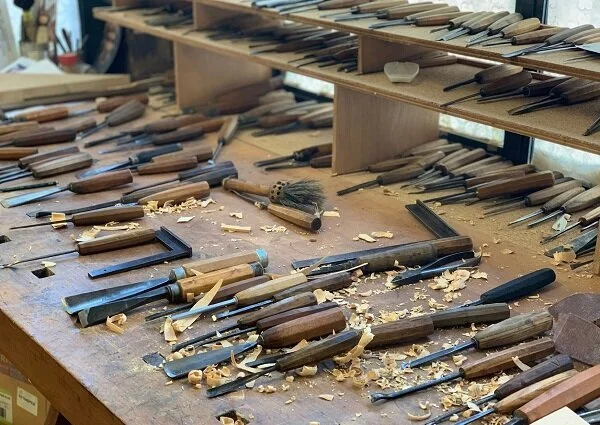 Les+outils+à+main+pour+sculpter+le+bois+-+Atelier+de+la+Boiserie.jpeg
