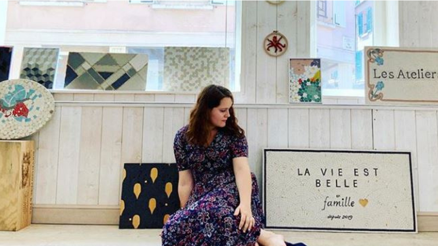Celia Ruellan, jeune mosaïste volontaire pour tirer son épingle du jeu et vivre de son savoir-faire rare.