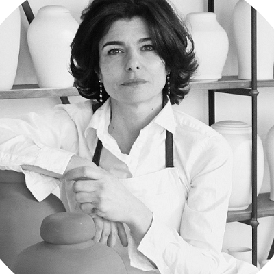 Karen Swami, une entrepreneure devenue artiste qui s’exprime grâce à la céramique.