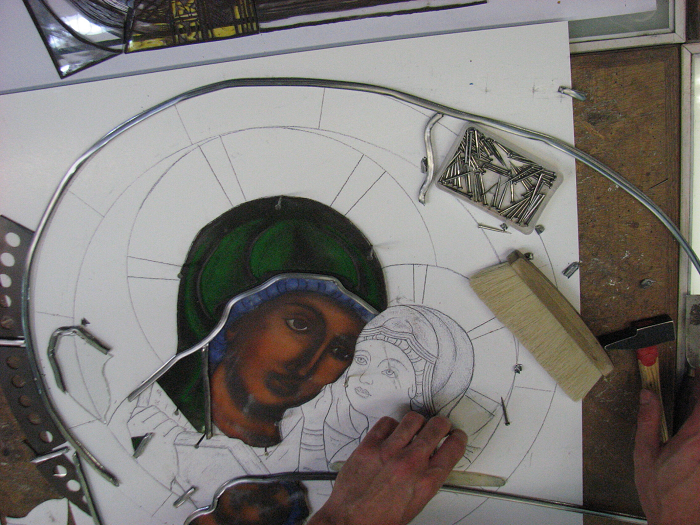 Slim Guenaoui fait naître le vitrail du Sable à la Lumière.