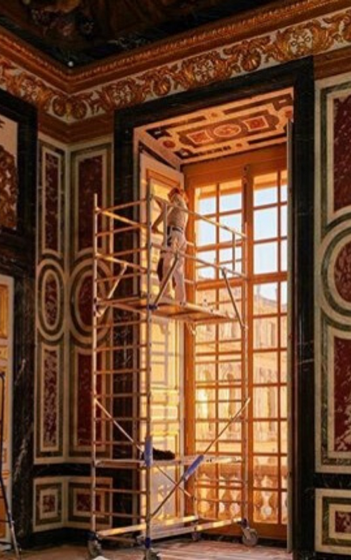 Astrid+de+Chaillé,+en+pleine+dorure,+sur+l+échafaudage+au+château+de+Versailles.png