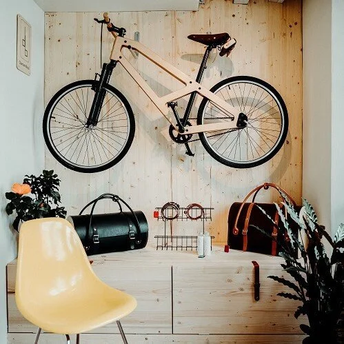 atelier+versailles+Damien+Béal+maroquinerie+en+bois+et+cuir+et+vélo+en+bois+-+©+Deer+Cut.jpg