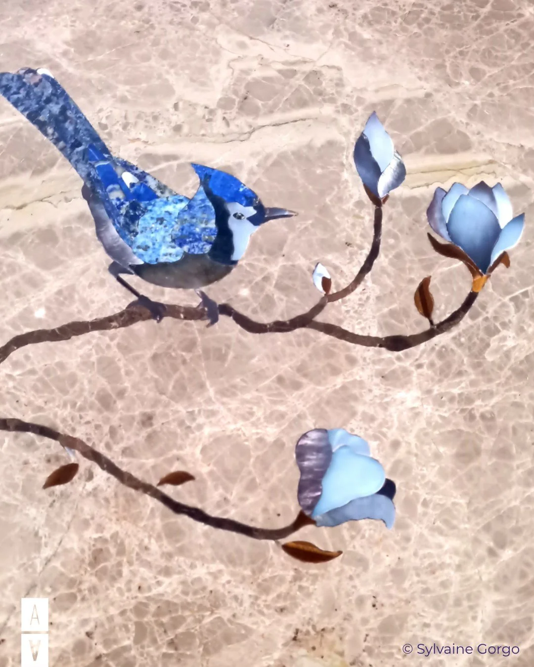 ✨ Quand la pierre devient signature&hellip;

Dans son atelier, @gorgo_sylvaine compose des sc&egrave;nes en marqueterie de pierre, en traduisant des r&eacute;cits visuels &agrave; travers l&rsquo;assemblage de pierres dures. Mais comment ce travail d