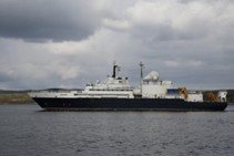 Ryska fartyget Yantar drivs av Gugi för att undersöka kablar på stora djup..jpg