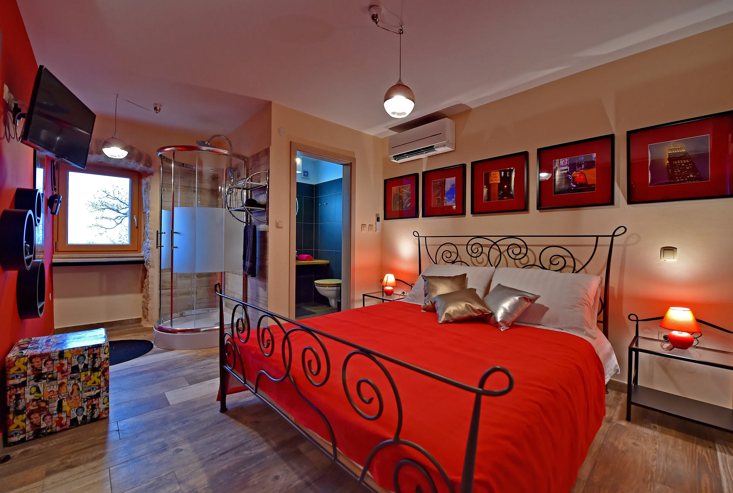  the Americana room…   a touch of metropolitan usa with bold red signatures and a time capsule shower  