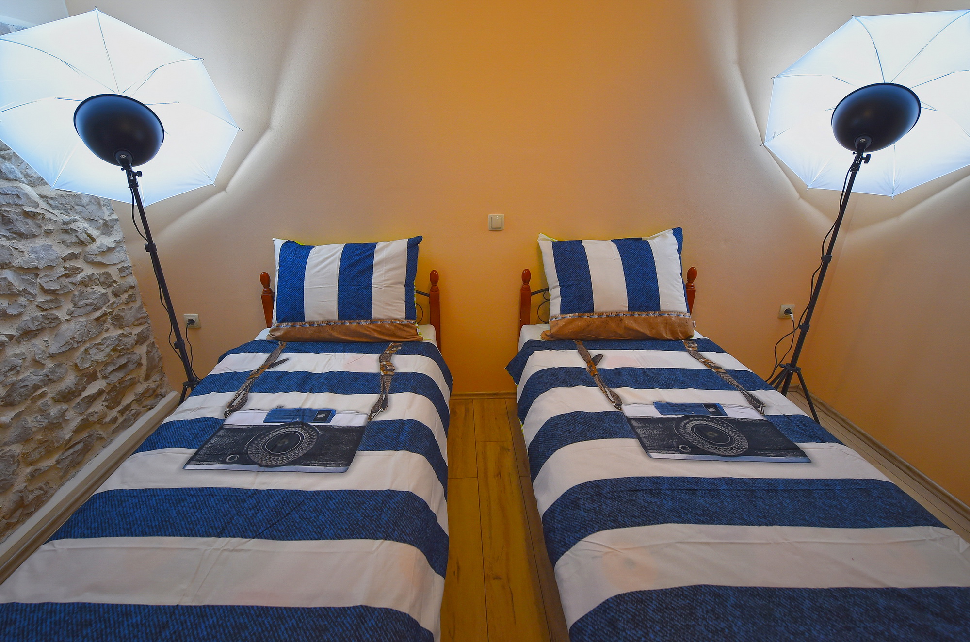  the Retro photo room  studio lamps, bedsheets with cameras,,,do you really like photography? ..then this is your room 