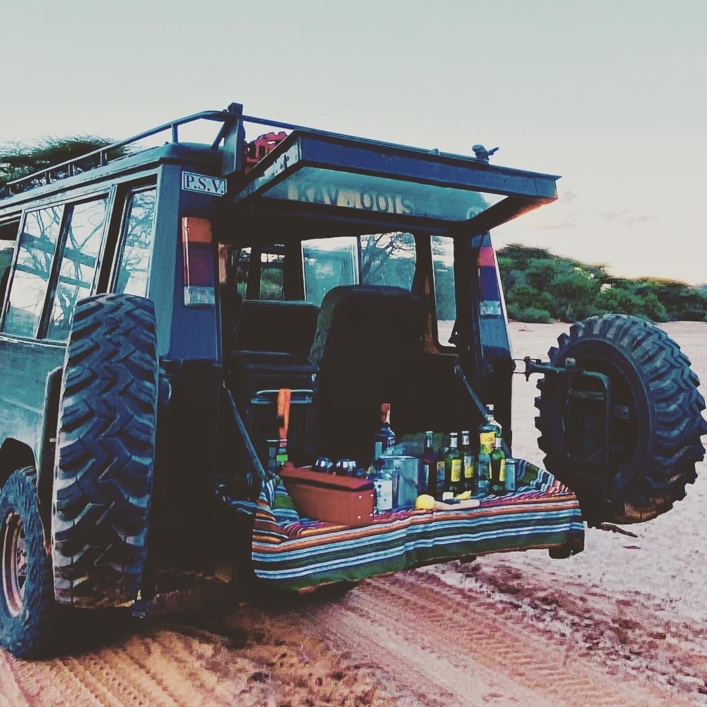 Sundowner bus #safarilife #sundowner #gintonic #besttimeoftheday