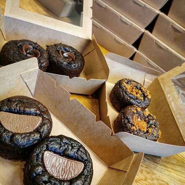 Lots of boxes heading up to @cleanfoodsmealprep this afternoon! You can add them to your healthy takeaway order on @justeatuk and have yourself a healthy treat 😋 Biscoff, Nutella and Chocolate Orange.
#paisley #protein #proteinbrownie #fitness #eatc