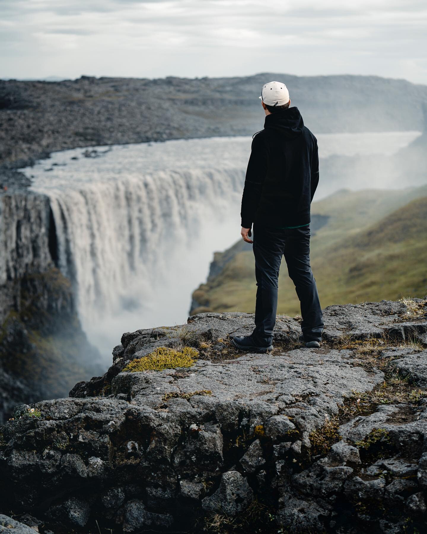 Dettifoss - &bdquo;only&ldquo; 40m high but 100m long. This amount of water is just crazy! 

#iceland #visiticeland #icelandscape #icelandtravel #dettifoss #waterfall #crazy #water #nature #foss #portraitphotography #portrait #superdry #naturephotogr