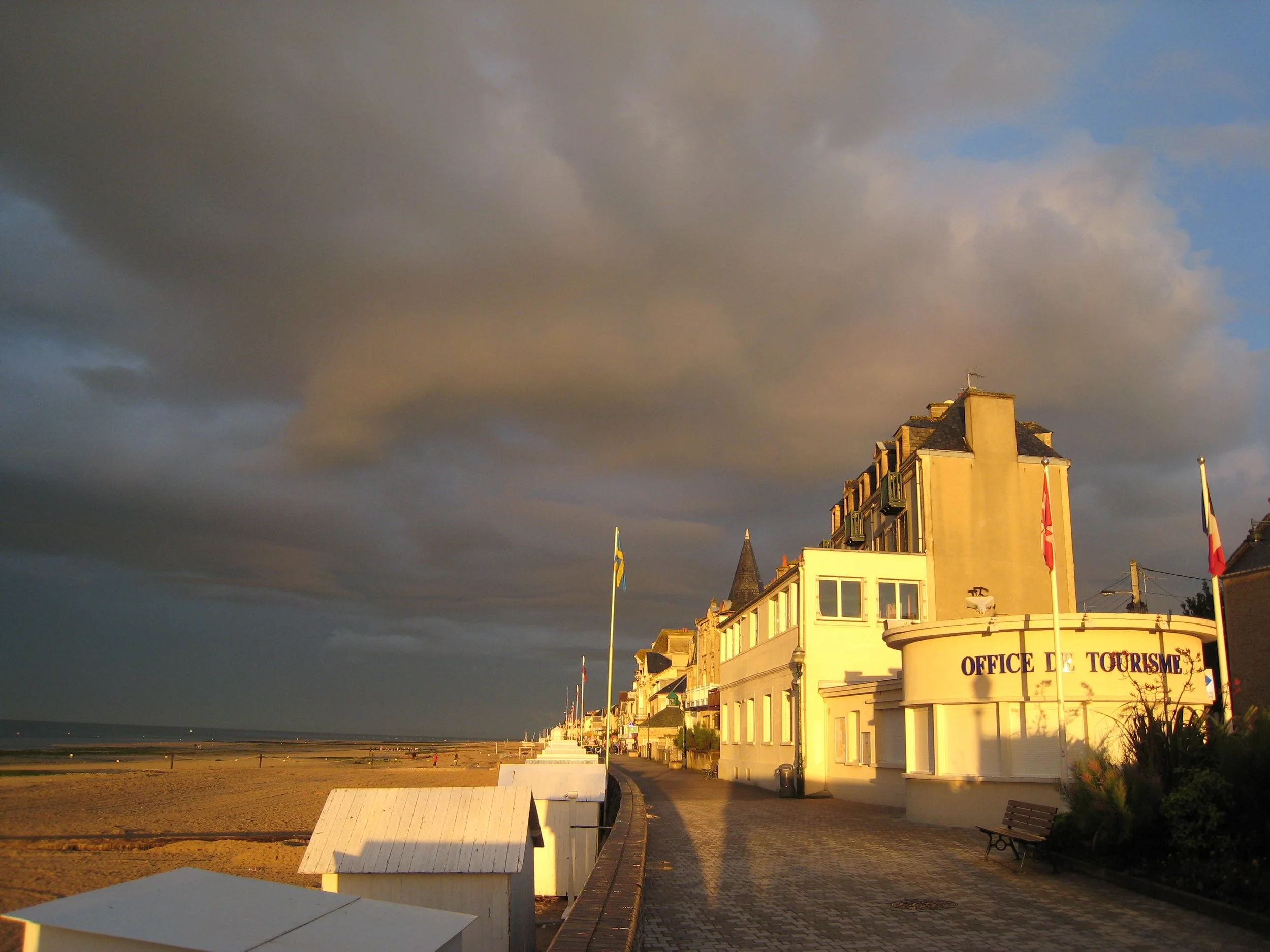 Saint-aubin-sur-mer-calvados-front-de-mer-le-soir.jpg