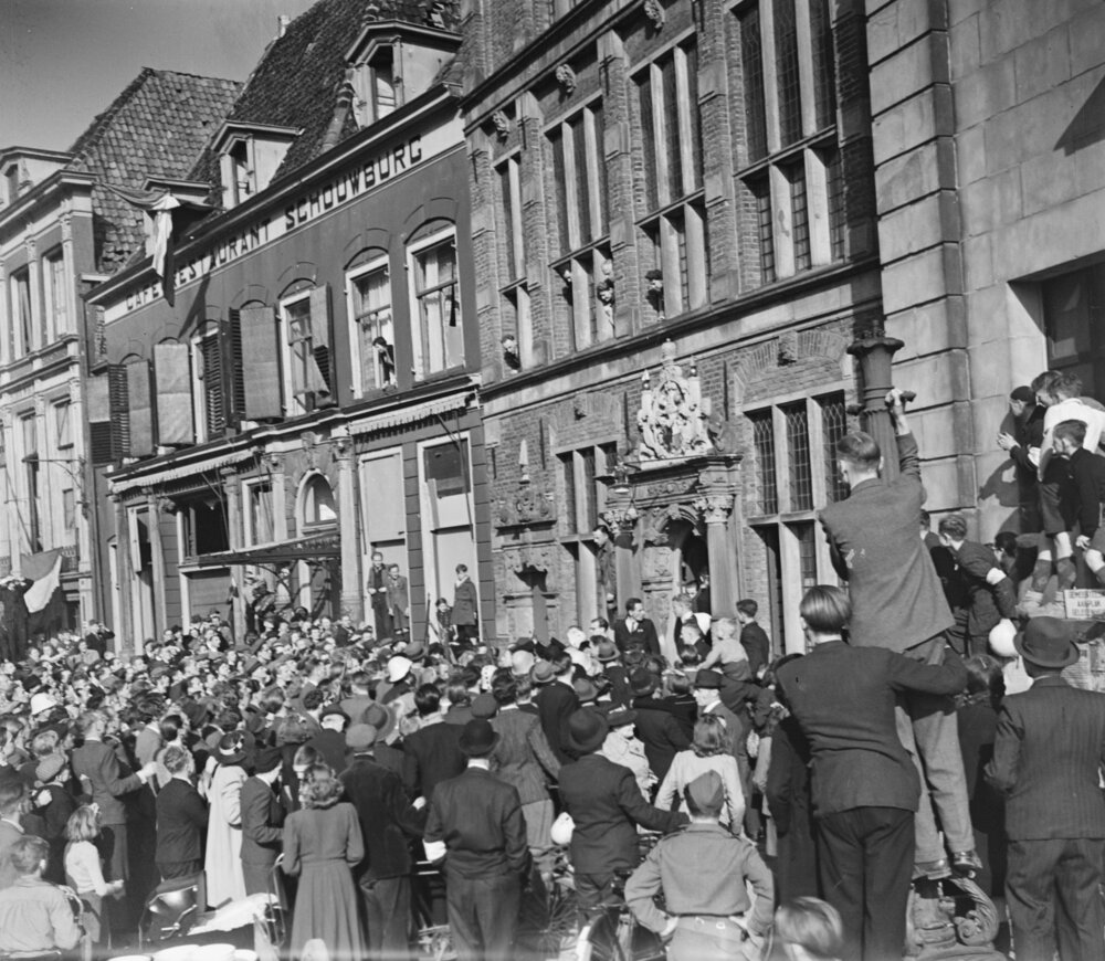 Celebration of the liberation of Deventer in April 1945 in front of the city hall