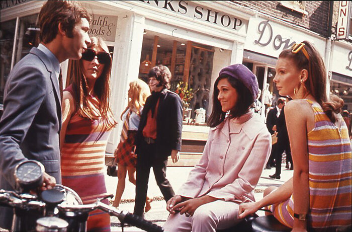 "Swinging London": Teenagers in London's Carnaby Street.