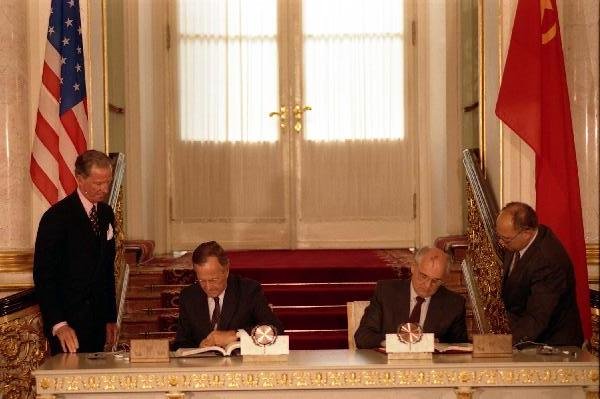 Bush and Gorbachev sign START 1991