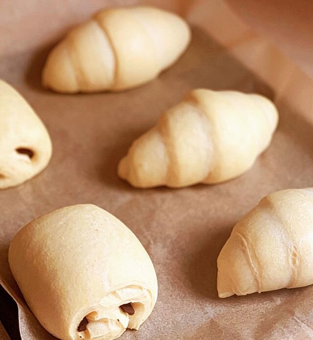 A perfect way to start your Sunday! 🤤
⠀
Simply pop them on a tray the night before you go to bed, and then pop in the oven for 8-10 mins the next morning. Fresh, hot and super tasty 🥐
⠀
Croissants are 40p each, Pain au Choc&rsquo;s are 55p each 💚 