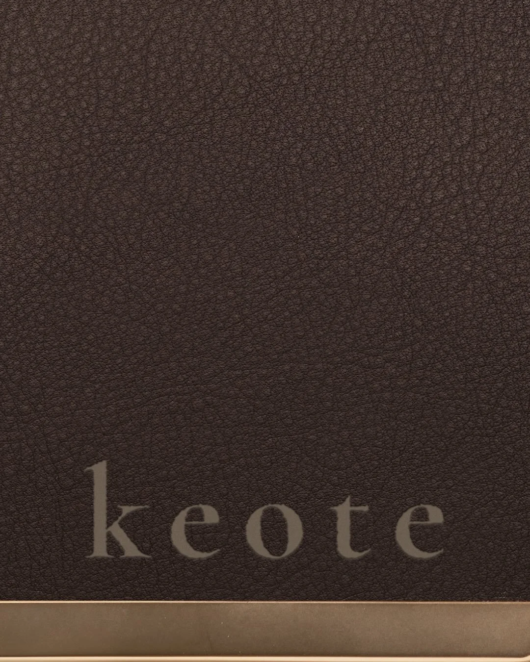 The keote is a piece that owns the intersection of style and functionality. Rachael {keotes inspiring founder} reached out this time last year looking for a partner to expand in visual identity, brand strategy and web redesign.

We took keotes simple