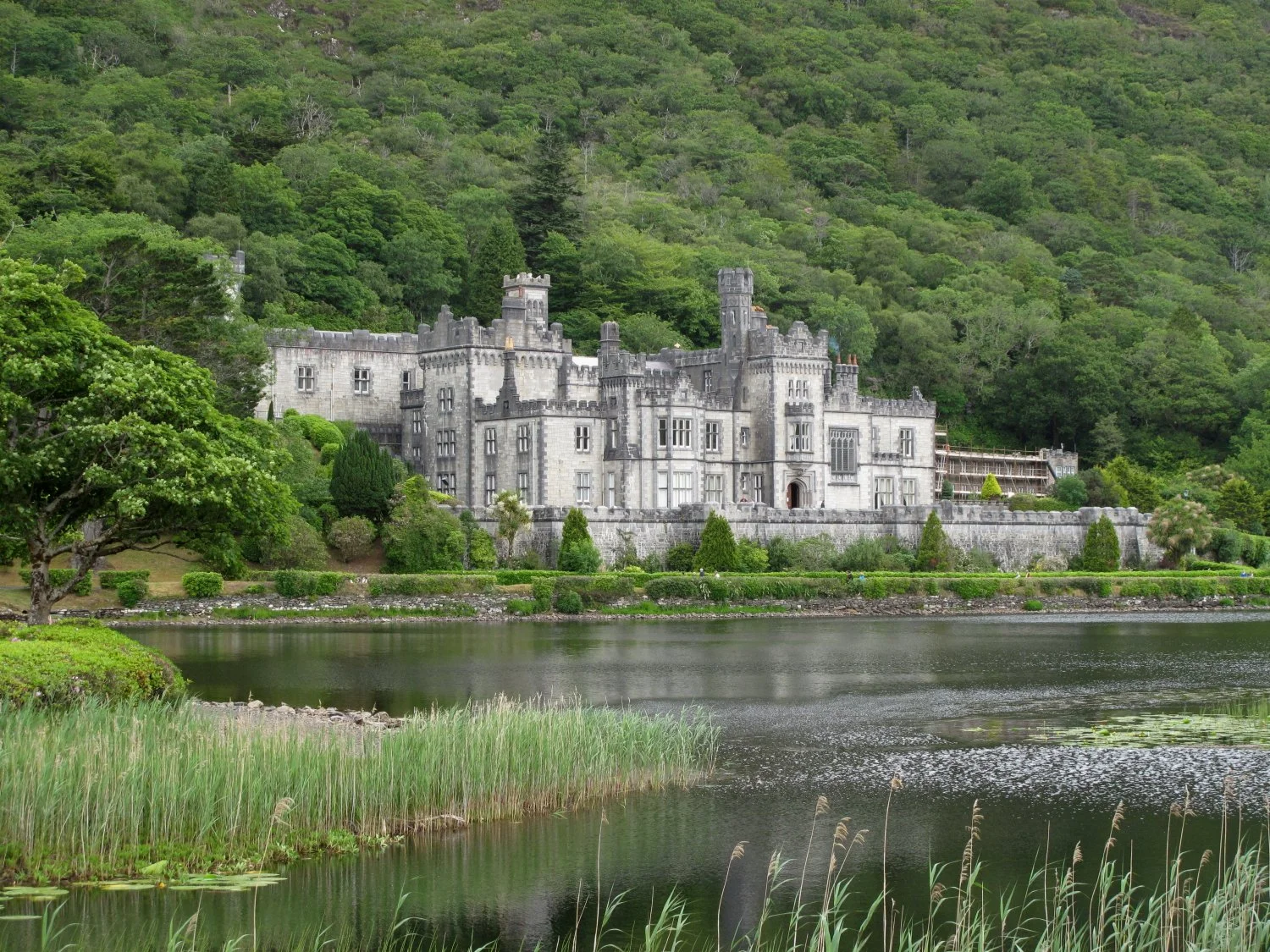Connemara_-_Kylemore_Abbey_-_panoramio_(1).jpg
