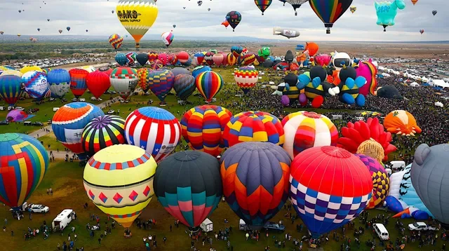 425530-1-largest-hot-air-balloon-festival-640w.webp