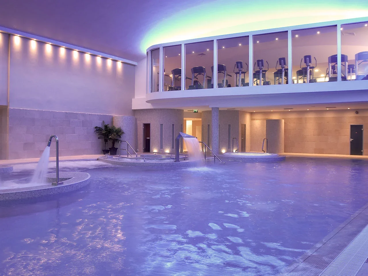 hodson_bay_hotel_swimming_pool.webp