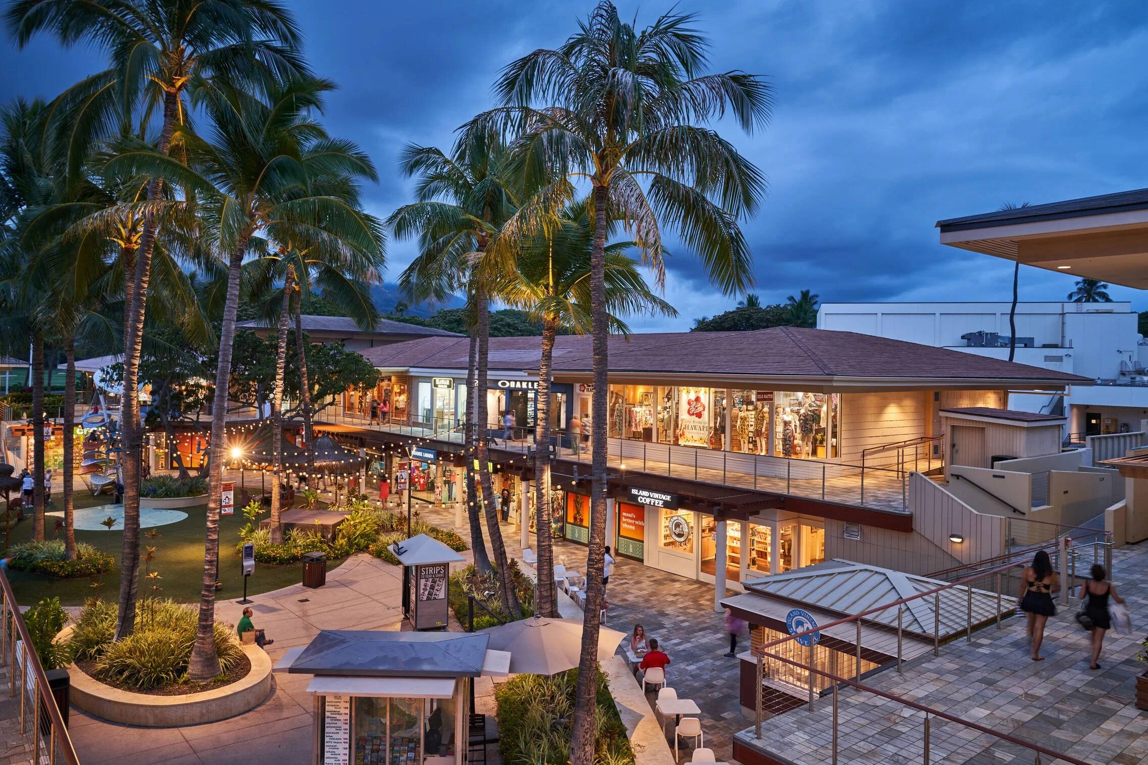 Whalers Village Shopping.jpg