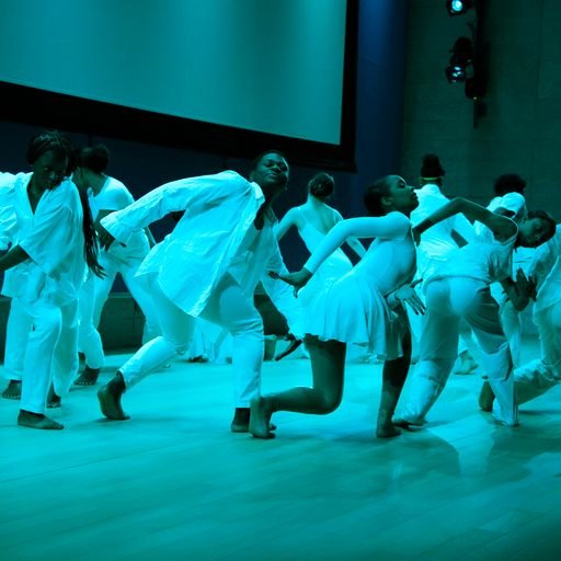  The Harlem School of the Arts contemporary dance teen group, along with student teacher Annelise (Barnard College ‘25), take on The Forum stage in Such Sweet Thunder as Duke Ellington’s “The Telecasters”  