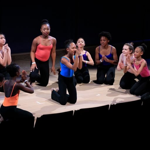  Harlem School of the Arts juniors, along with student teachers Audrey (School of General Studies ‘23) and Sarina (Barnard College ‘25), personalize the power of storytelling as they channel Othello in the opening piece. 