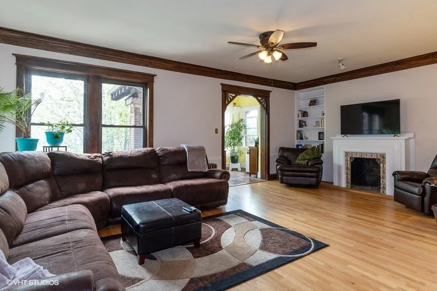 03_932WMargateTer_Unit3W_10004_LivingRoom_LowRes.jpg