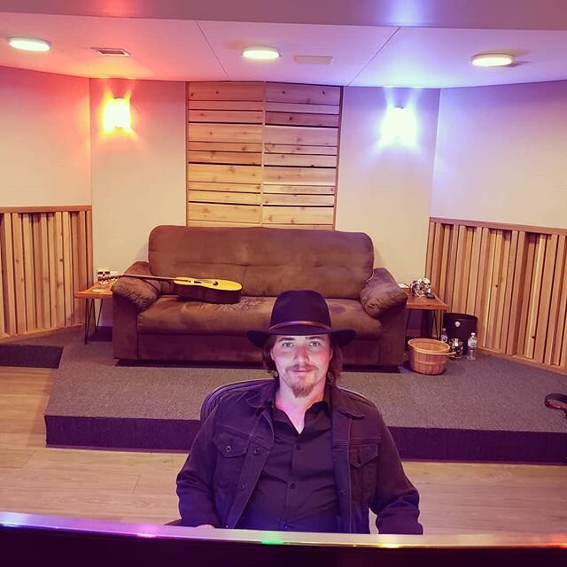 Listening back to my next single. I think y'all are going to like it, I can't wait for you to hear it. Stay posted for a release announcement soon 🤠💥
.
#countrymusic #newcountrymusic #albertacountrymusic #canadiancountry #canadiancountrymusic #sing
