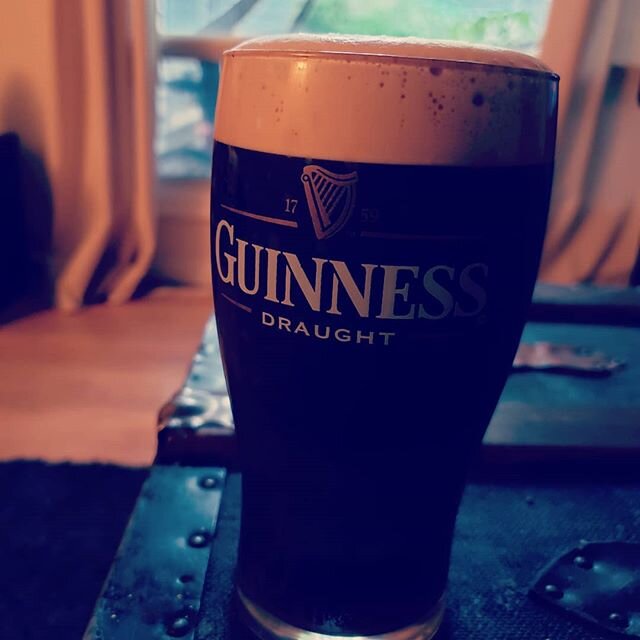 Nectar of the gods 🤤. Writing some new music with a good pint. .
.
#guinessbeer #guiness #countrymusic #country #canadian #canadiancountrymusic #albertacountrymusic #singer #songwriter #singersongwriter