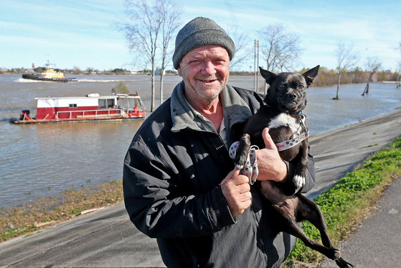 Diagnosed with Cancer, Man Spends Final Days on the Mississippi