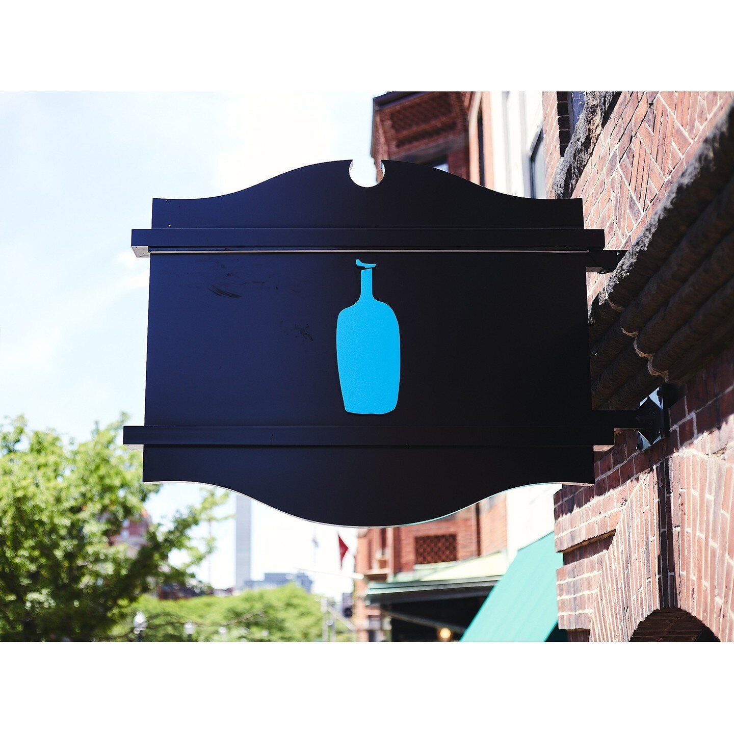 BLUE BOTTLE COFFEE⁠
Newbury St in Boston, MA⁠
@bluebottle