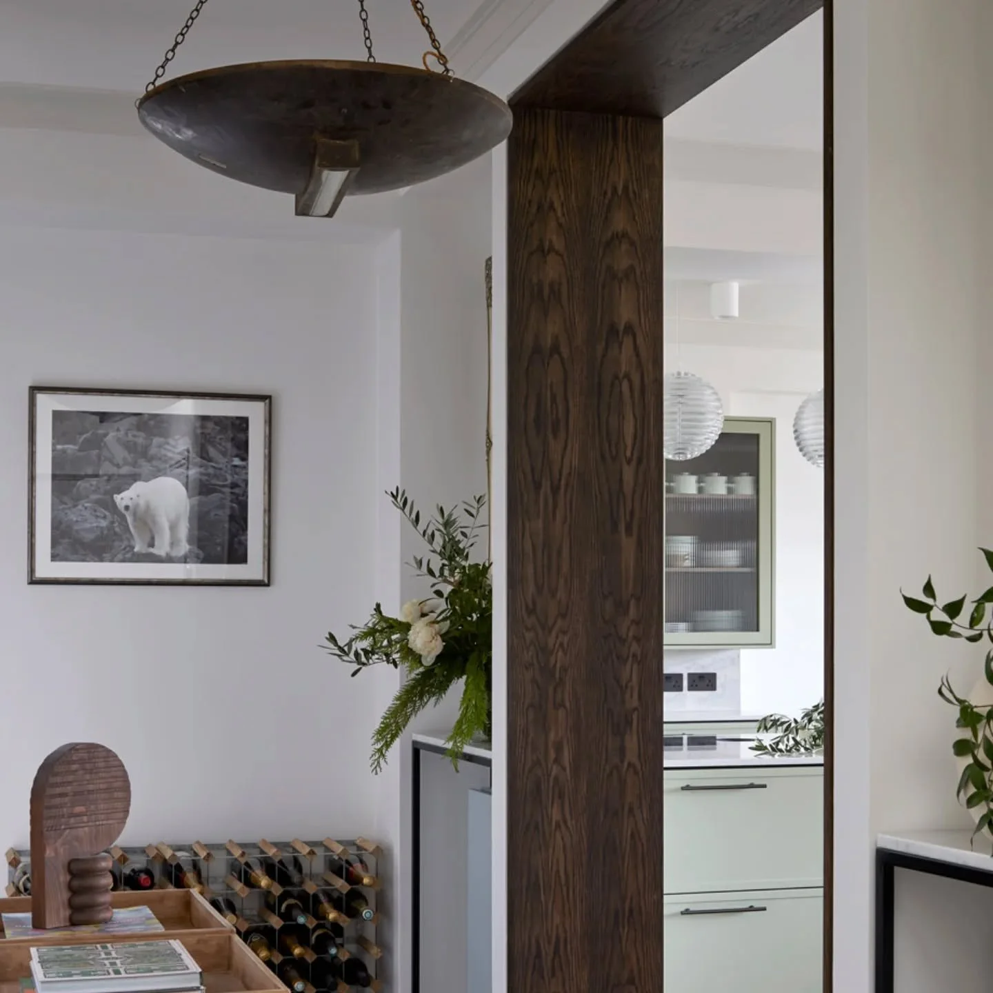 Spot the Polar Bear!

@annastathakiphoto @jongrant.london @trunkfloor

#timberfloor
#timberflooring
#arch #interiordesign #architecture #hallway #hallwayinspo #hallwayinspo #pendant #entrance #entryway #openplan