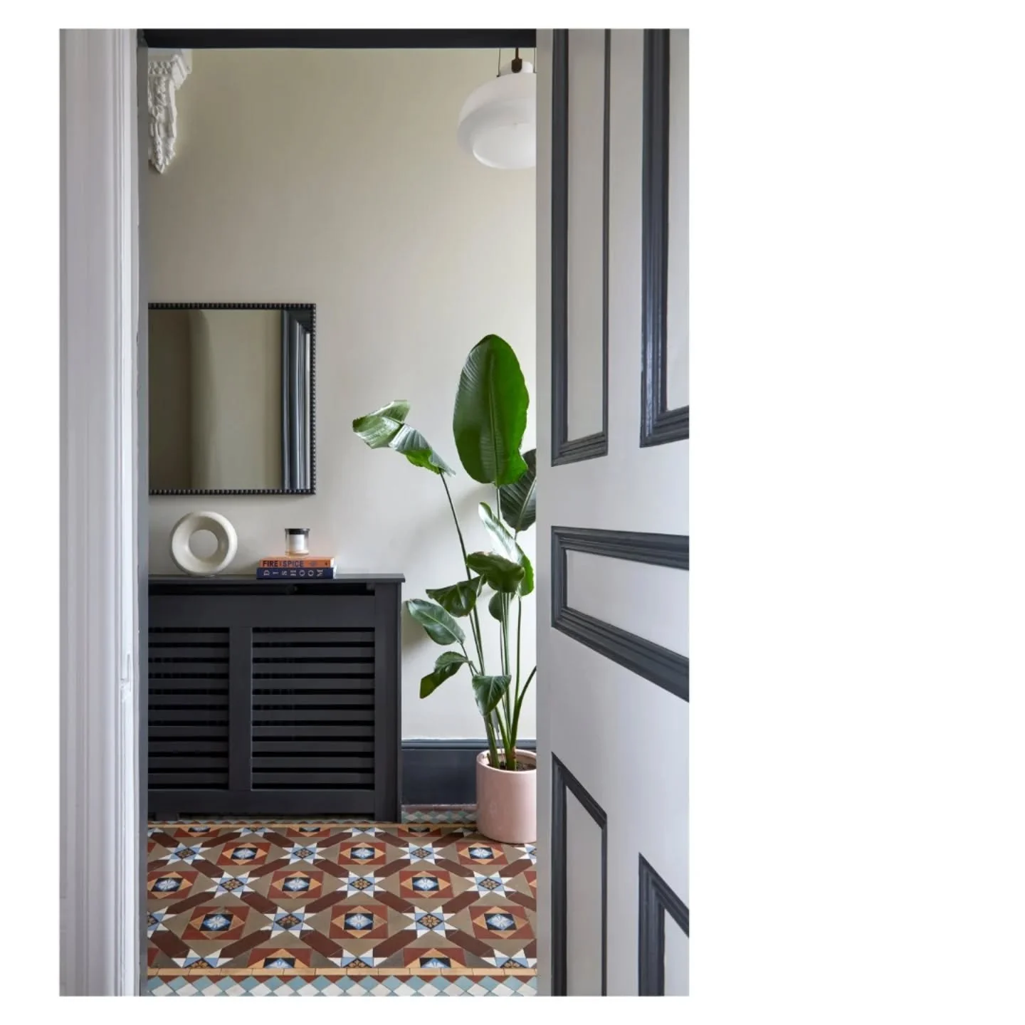 Another look at this Geoffrey Bawa inspired project in Balham.

@annastathakiphoto 

#door #hallway
#hallwayinspo
#hallwaydecor #renovation #interiordesign #interiordecor #londonproperty #entryway #victorianrenovation #homelove #decor