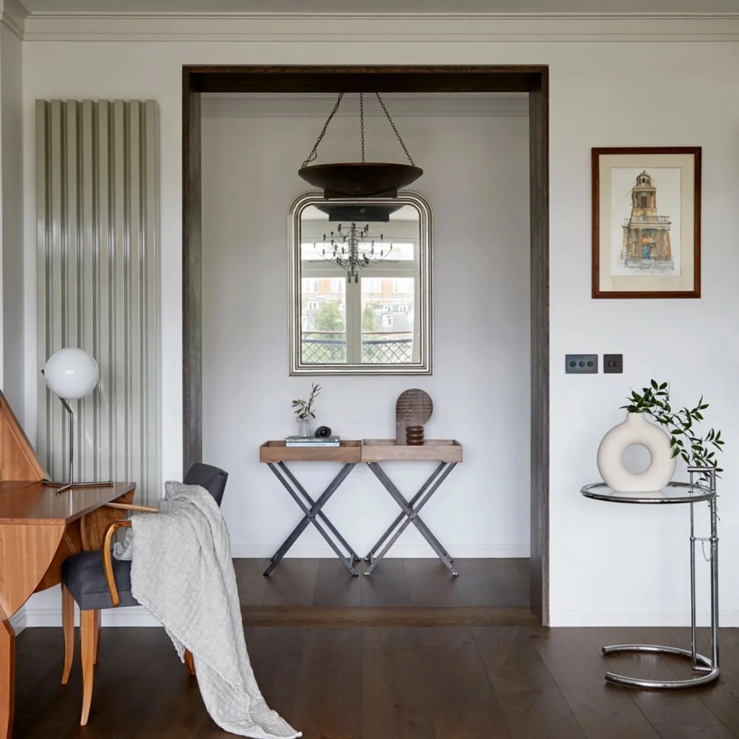 Make an entrance! This entry is lined with timber to match the flooring to frame the opening and bespoke pendant.

@annastathakiphoto @jongrant.london

@theradiatorcentre @tedtoddfloors #entrance #hallway #doorway #penthouse #interiorandliving #inter