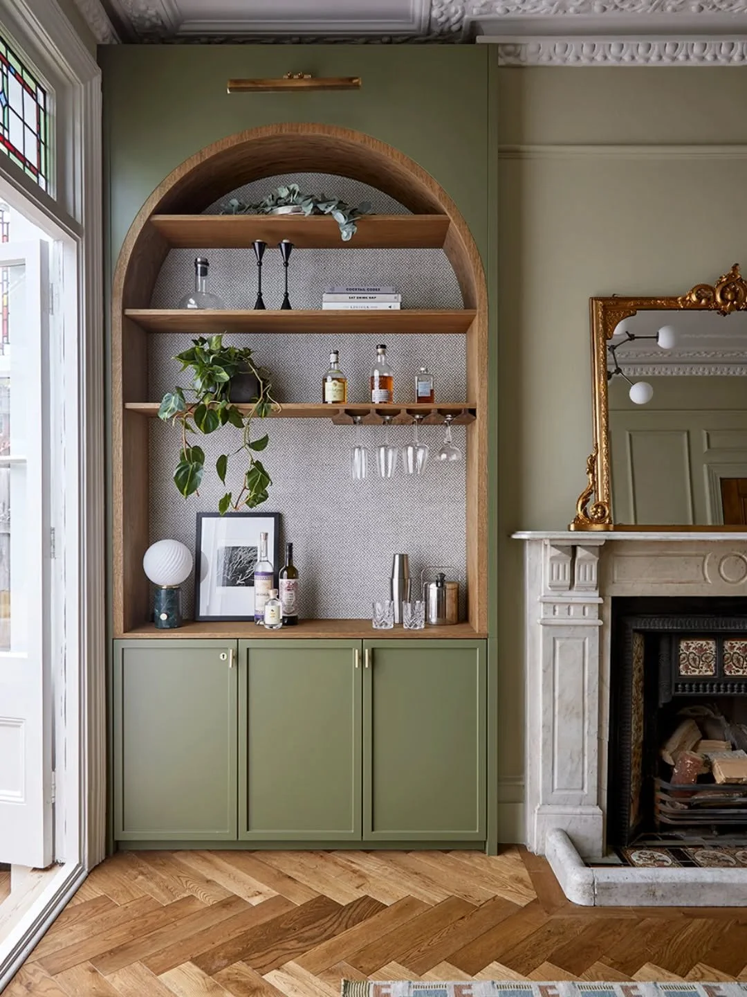 We installed this drinks bar at Huron Road Residence for that relaxing moment after the kids are safely tucked in bed.

@annastathakiphoto @jon.grant @pace_projects_london 

#homelove #bespoke #cabinetry #interiorlovers #periodhome @trunkfloor @pooky