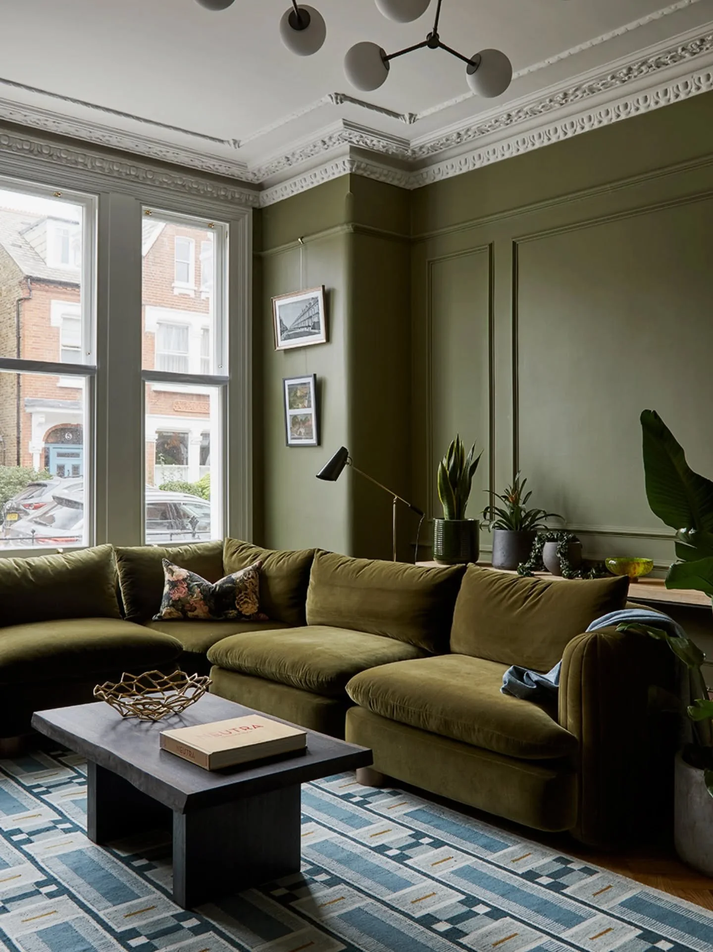 We wanted Huron Road to feel cozy. A place where the whole family can pile in. 

@annastathakiphoto @pacearchitecturelondon @arumfellow @tedtoddfloors @sohohome @thecurtaintailor @rokosdesign 

#sofa #livingspace #periodhome #interiordesingner #rugs