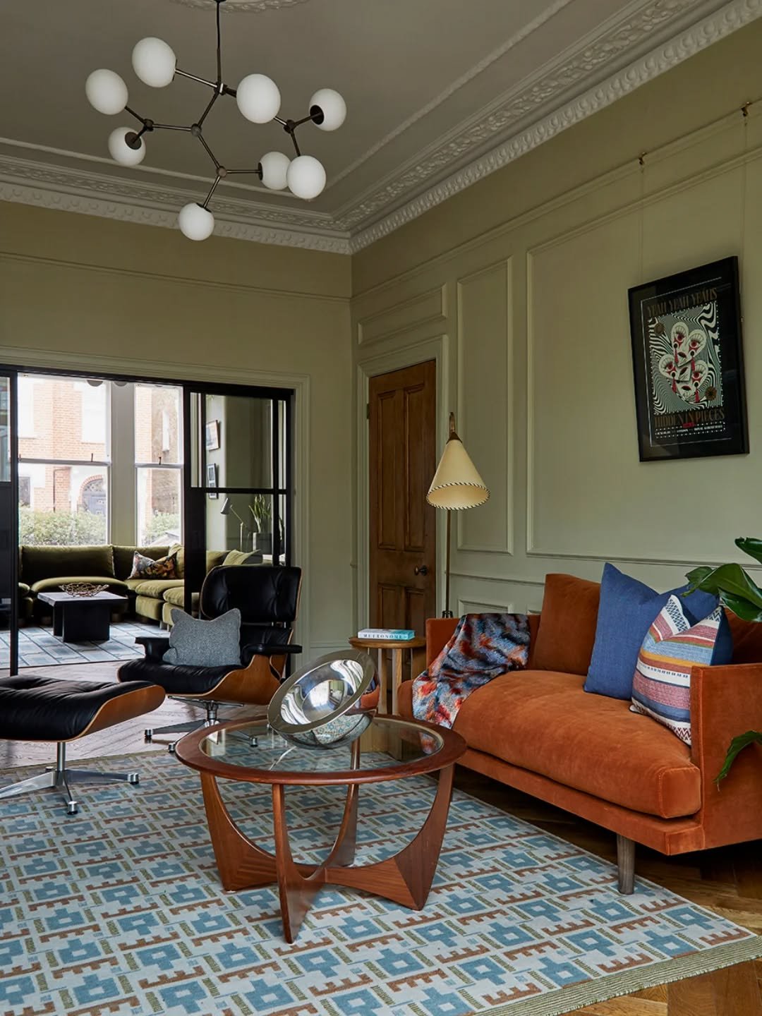 Period properties in London, generally have two front rooms. Here we added a sliding Crittall door to create privacy between the two rooms. Creating a family space and a quiet lounge for those moments when you need to decompress.

@annastathakiphoto
