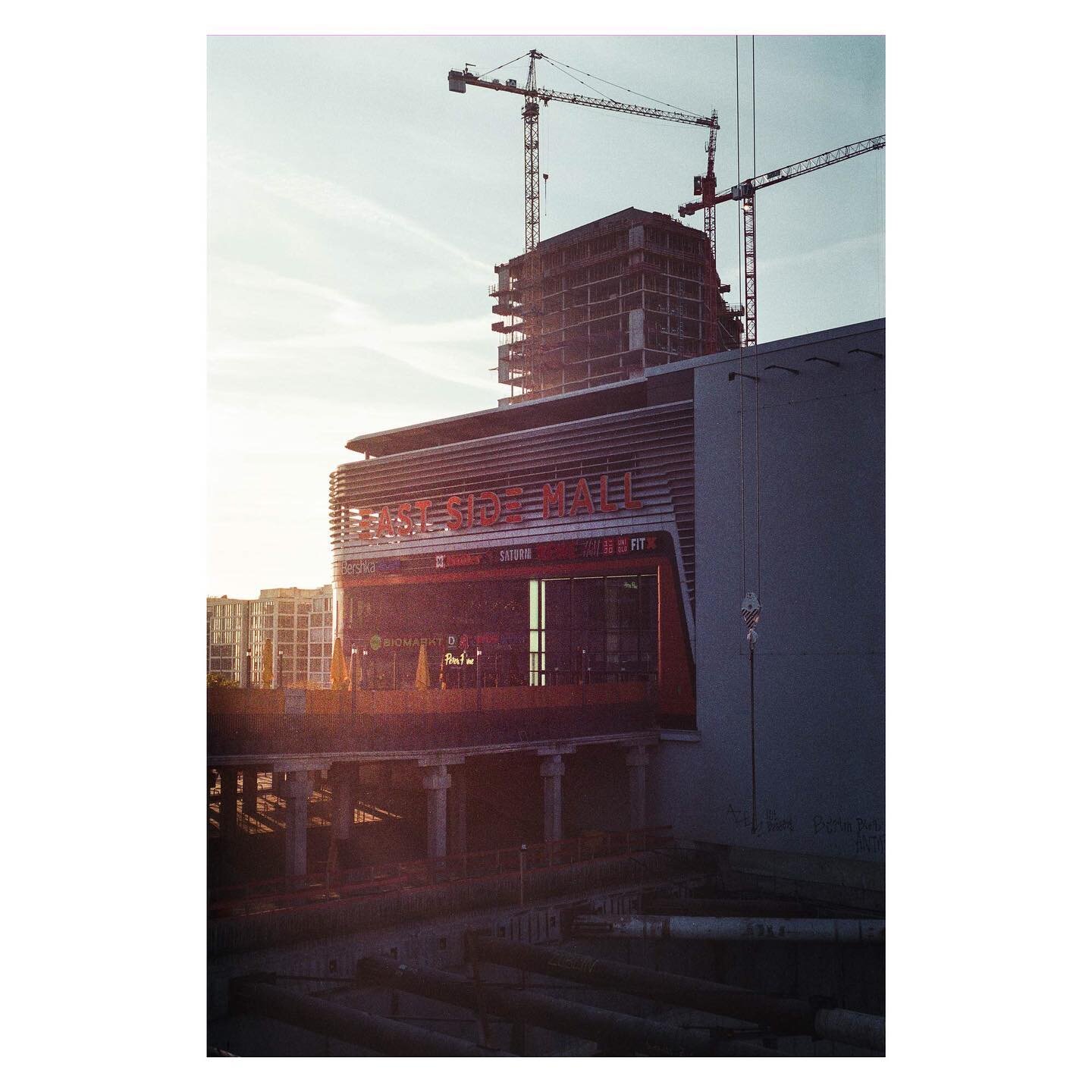 east side mall

#NikonFE #analog #35mm #onfilm #filmphotography #spiegelreflex #analogfotografie #berlin #eastside