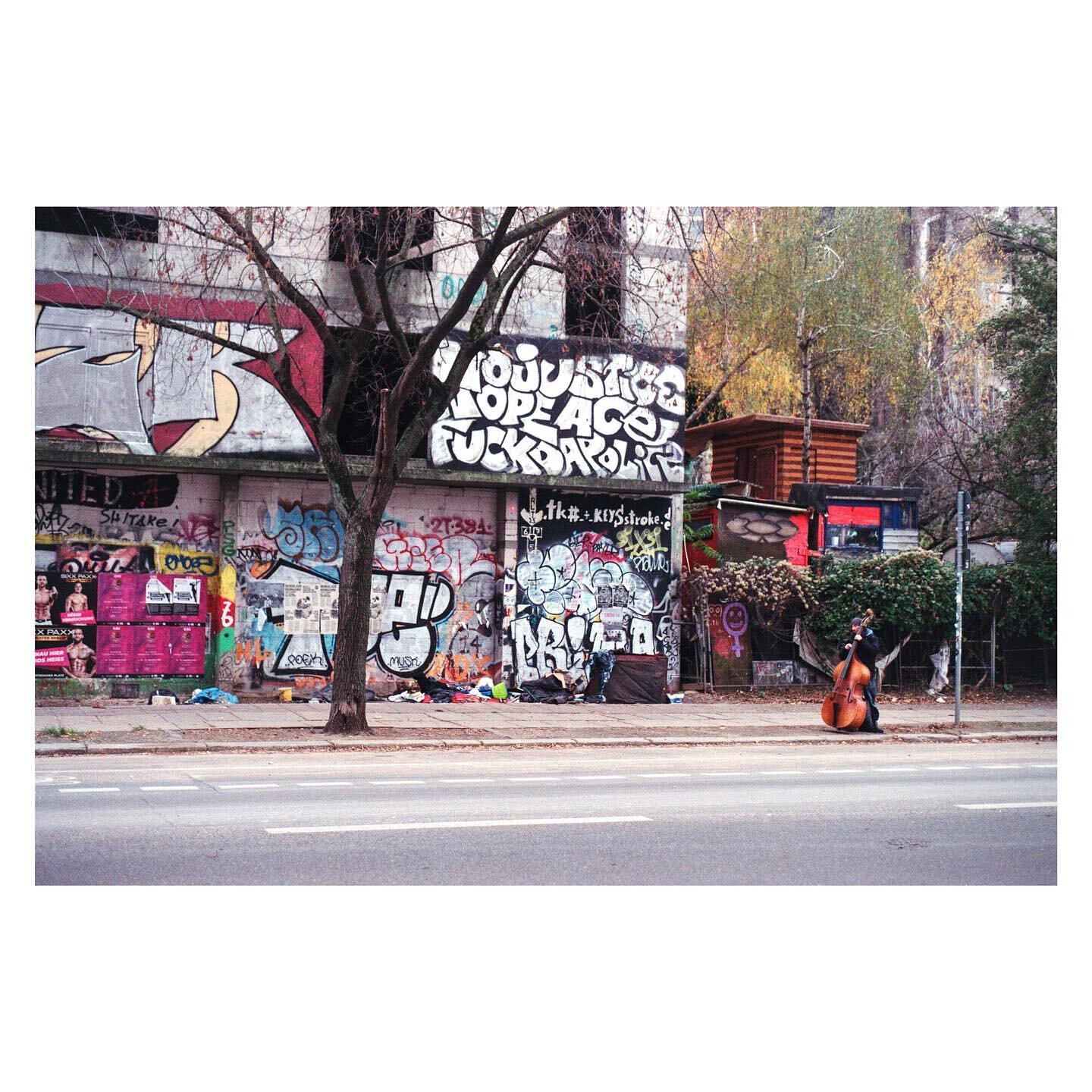 boombap 

#NikonFE #analog #35mm #onfilm #filmphotography #spiegelreflex #analogfotografie #berlin #graffiti #streetart #cello