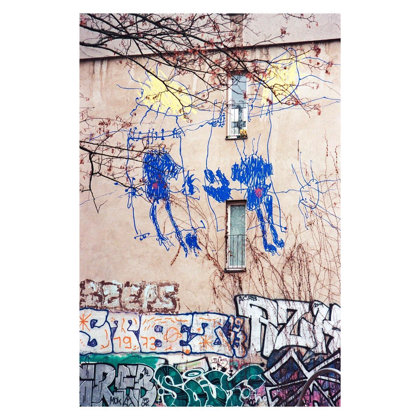 blue&amp;yellow 

#NikonFE #analog #35mm #onfilm #filmphotography #spiegelreflex #analogfotografie #berlin #hauswandkunst