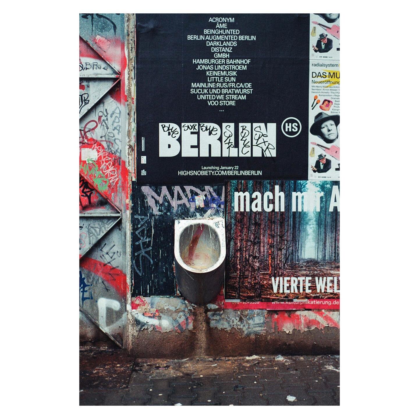 Symbolbild Berlin 2021.
und jetzt nach der Kippung des Mietendeckels, wurde da  noch ordentlich hingerotzt. 

#NikonFE #analog #35mm #onfilm #filmphotography #spiegelreflex #analogfotografie #berlin #kotti #mietendeckel