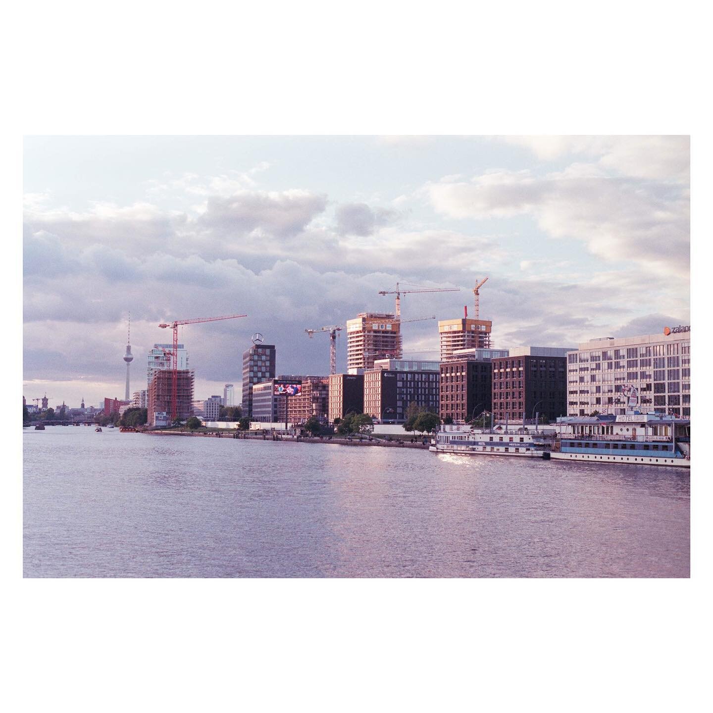 spreeside

#NikonFE #analog #35mm #onfilm #filmphotography #spiegelreflex #analoguevibes #filmisnotdead #analogfotografie #berlin #spree