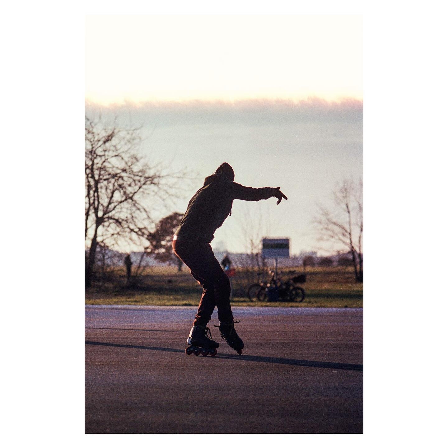 skating 

#NikonFE #analog #35mm #onfilm #filmphotography #spiegelreflex #analogfotografie #berlin #tempelhoferfeld
