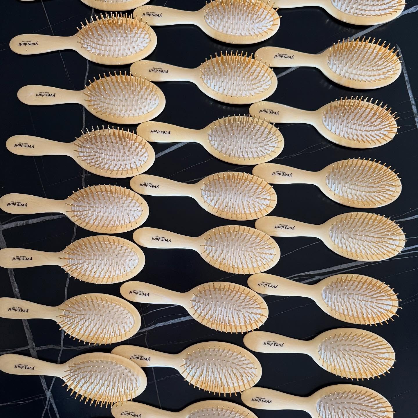 The gold-bristled Yves Durif Brush D&rsquo;Or is a true thing of beauty &mdash; just look at them en masse (!!) ✨😍

Sleek, radiant, and designed with care, each brush isn&rsquo;t just gorgeous, it&rsquo;s a joy to use. The luxe gold bristles feel am