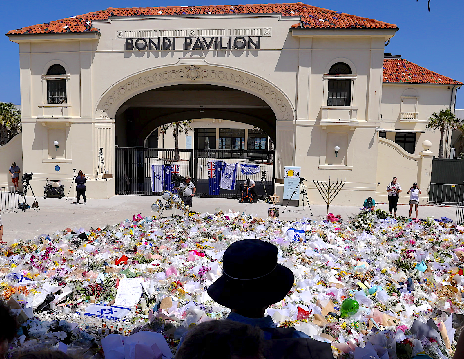 Fake Minns, altered images and psyop theories: Bondi attack misinformation shows AI’s power to confuse