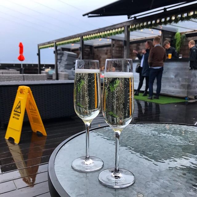⚠️ Caution Wet Floor ☔️
✨
&THORN;a&eth; er vel h&aelig;gt a&eth; njóta í allskonar ve&eth;ráttu á pallinum okkar 🤩🥂 undir markísunum, inni í básunum me&eth; hiturum, vafin inní teppin okkar e&eth;a bara í pollagalla og me&eth; regnhlíf 🍺