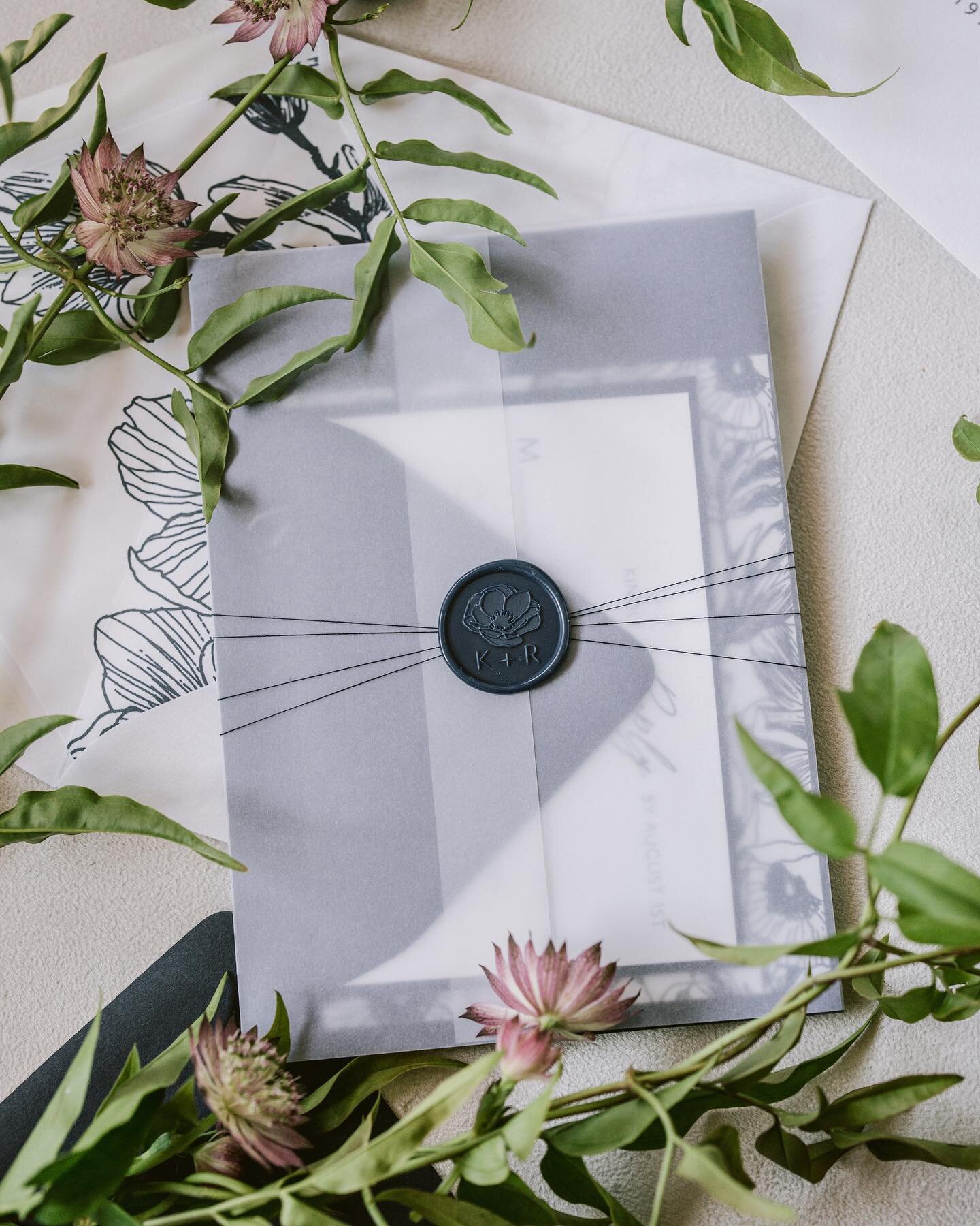 Pretty details 🤍

Photo by @lauramurray 
Planning by @gemweddingsvail 
Custom wax seal by @artisaire