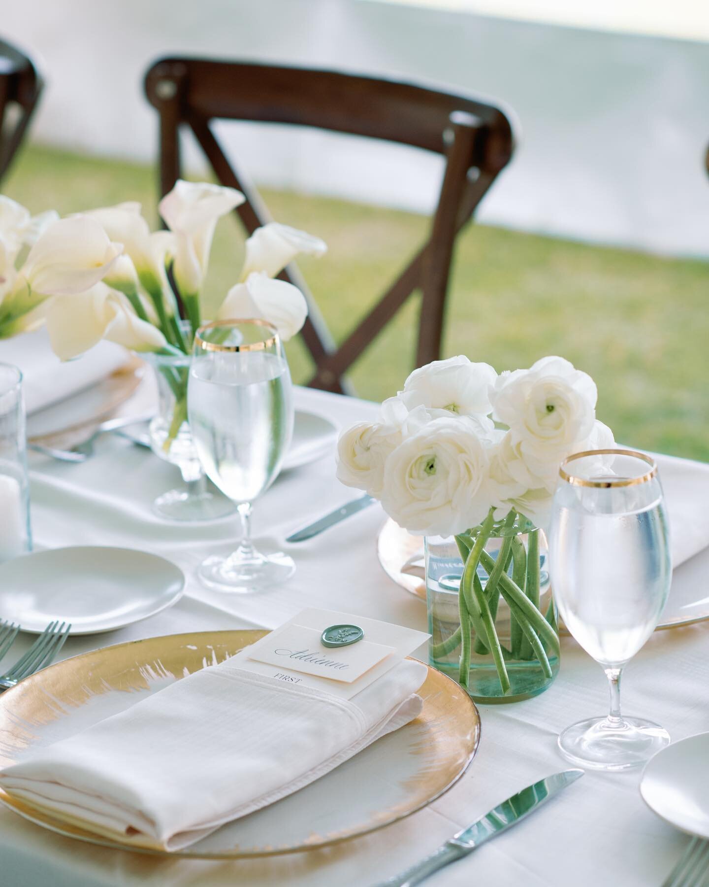 As another winter storm is rolling into the valley, I&rsquo;m taking a mental break to go back to this beautiful summer day at Camp Hale. Is this not the most serene table? 

@tamaragrunerphotography 
@gemweddingsvail 
@mer_lowe33