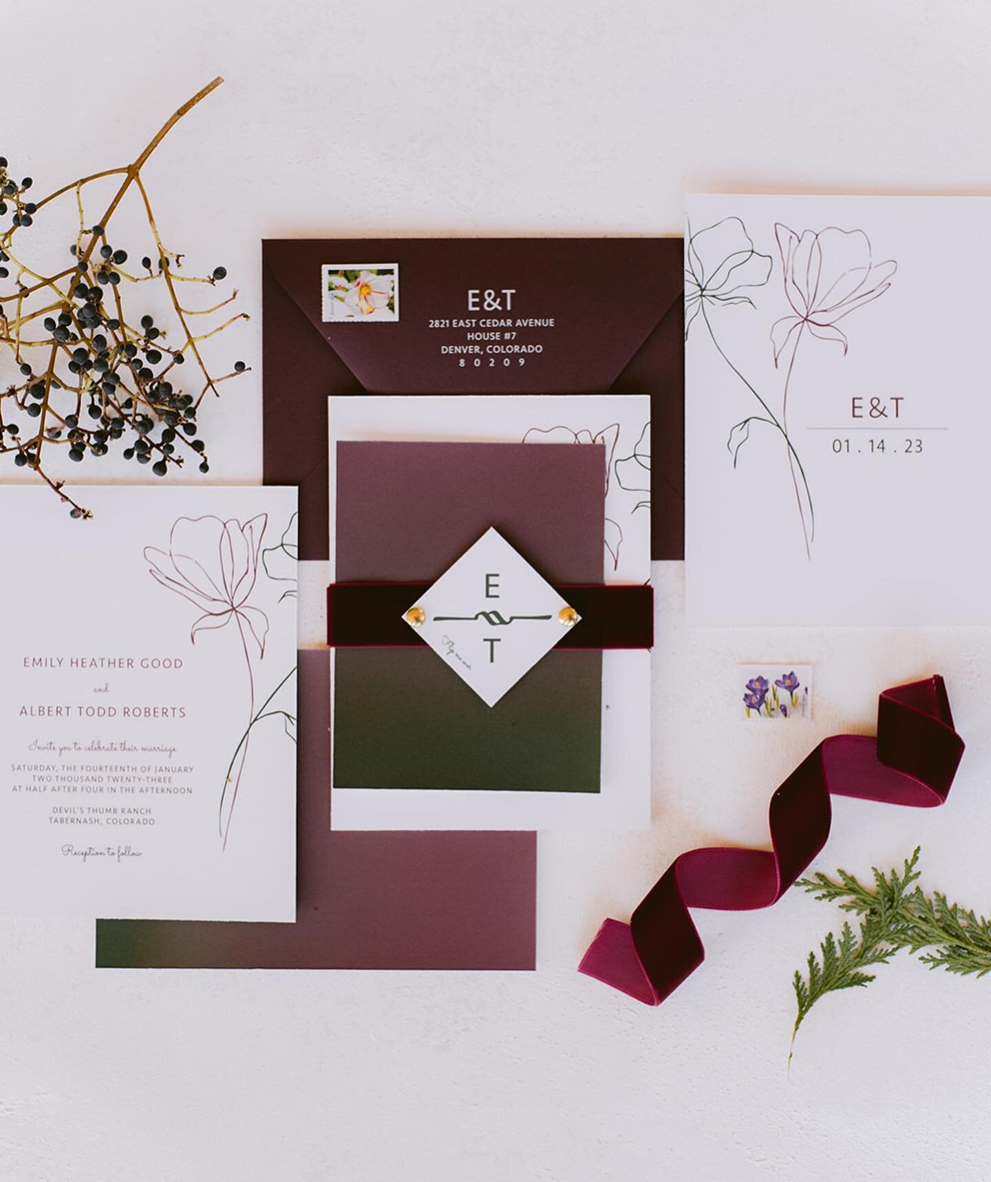 Who ever said you can&rsquo;t make red and green super chic? We went all in on this burgundy and forest green ombr&eacute; theme for all of E+T&rsquo;s designs for their January mountain wedding. Winter wedding vibes on point. I just loved all of thi