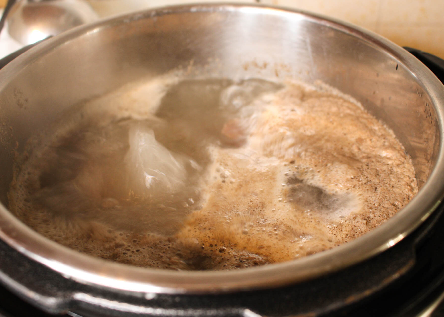 Cover pork neck bones with water, boil, cook for 5 minutes