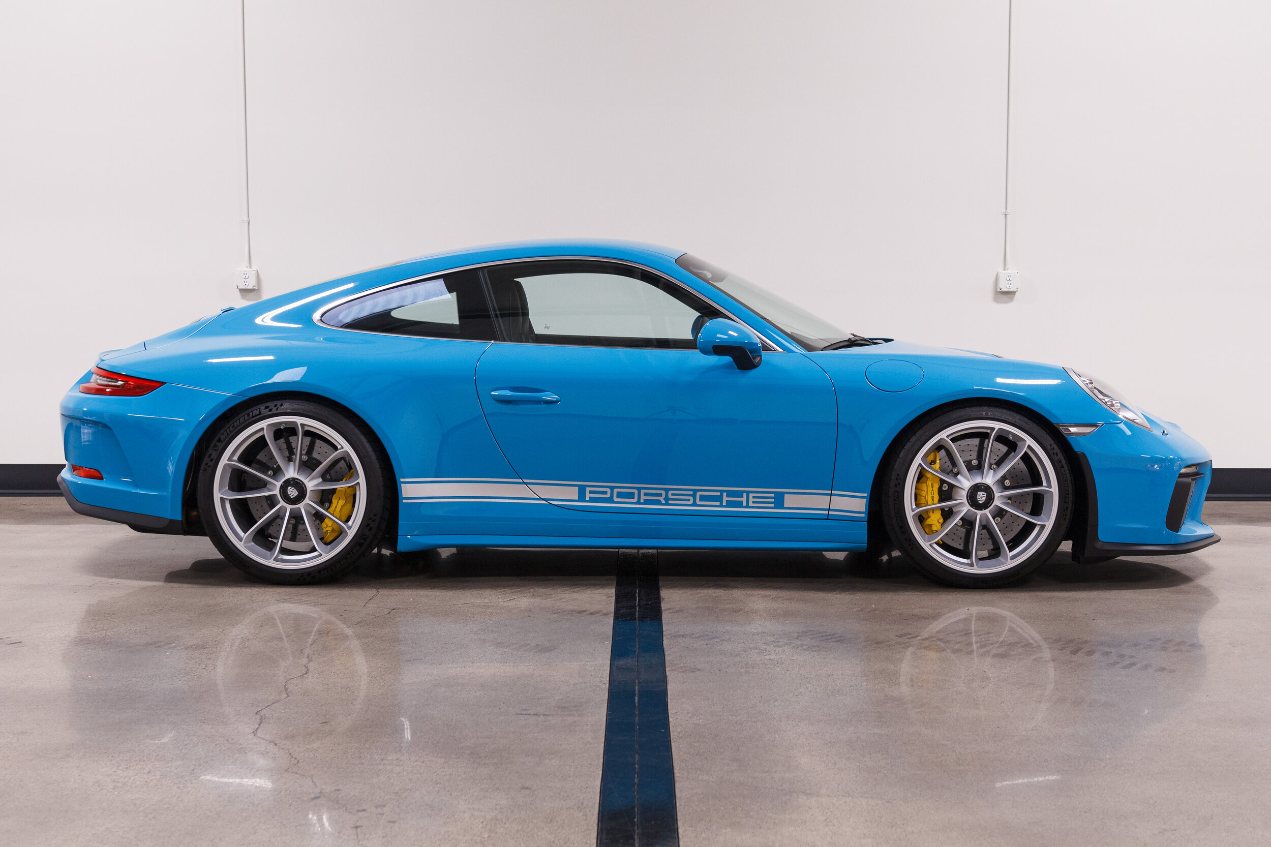 2019 Porsche GT3 Touring Miami Blue-8.jpg